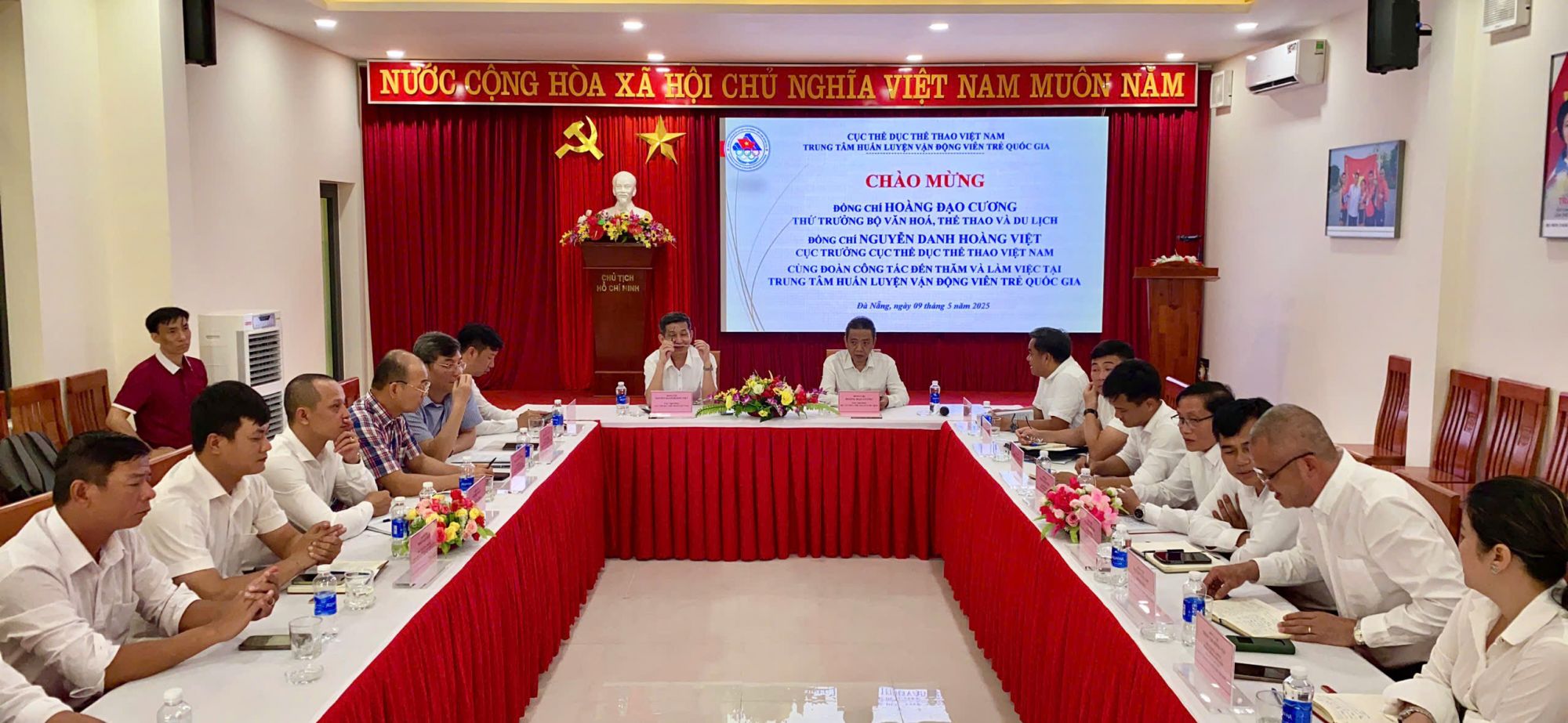 Thứ trưởng Hoàng Đạo Cương và Cục trưởng Nguyễn Danh Hoàng Việt cùng đoàn công tác đến thăm và làm việc với Trung tâm Huấn luyện VĐV trẻ quốc gia tại Đà Nẵng. thu truong hoang dao cuong va cuc truong nguyen danh hoang viet cung doan cong tac den tham va lam viec voi trung tam huan luyen vdv tre quoc gia tai da nang