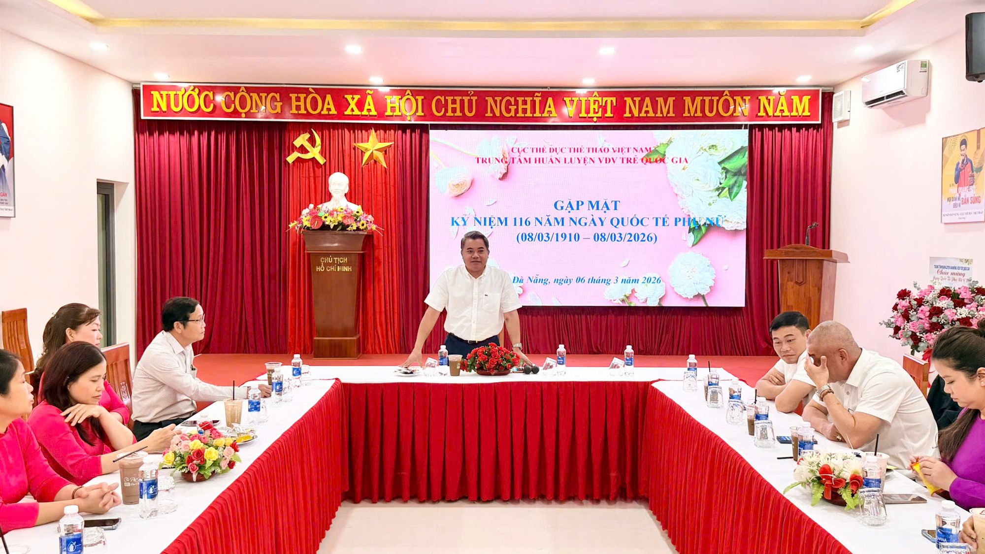 trung tam hl vdv tre quoc gia to chuc buoi gap mat dong vien tang qua va chuc mung toan the nu can bo vien chuc nguoi lao dong dang cong tac tai trung tam