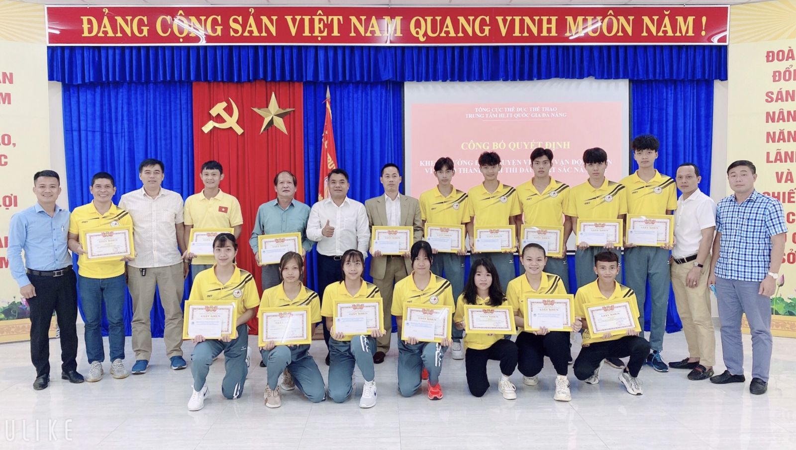 trung tam hltt quoc gia da nang trao tang giay khen va tien thuong cho hlv vdv doi tuyen tre xe dap dien kinh va taekwondo quoc gia