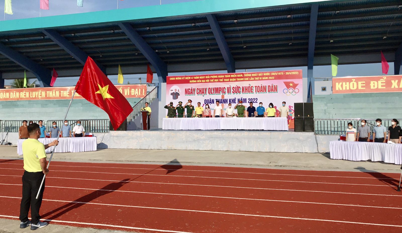 lanh dao cbvc nld hlv va vdv trung tam hltt quoc gia da nang tham gia le phat dong ngay chay olympic vi suc khoe toan dan quan thanh khe nam 2022