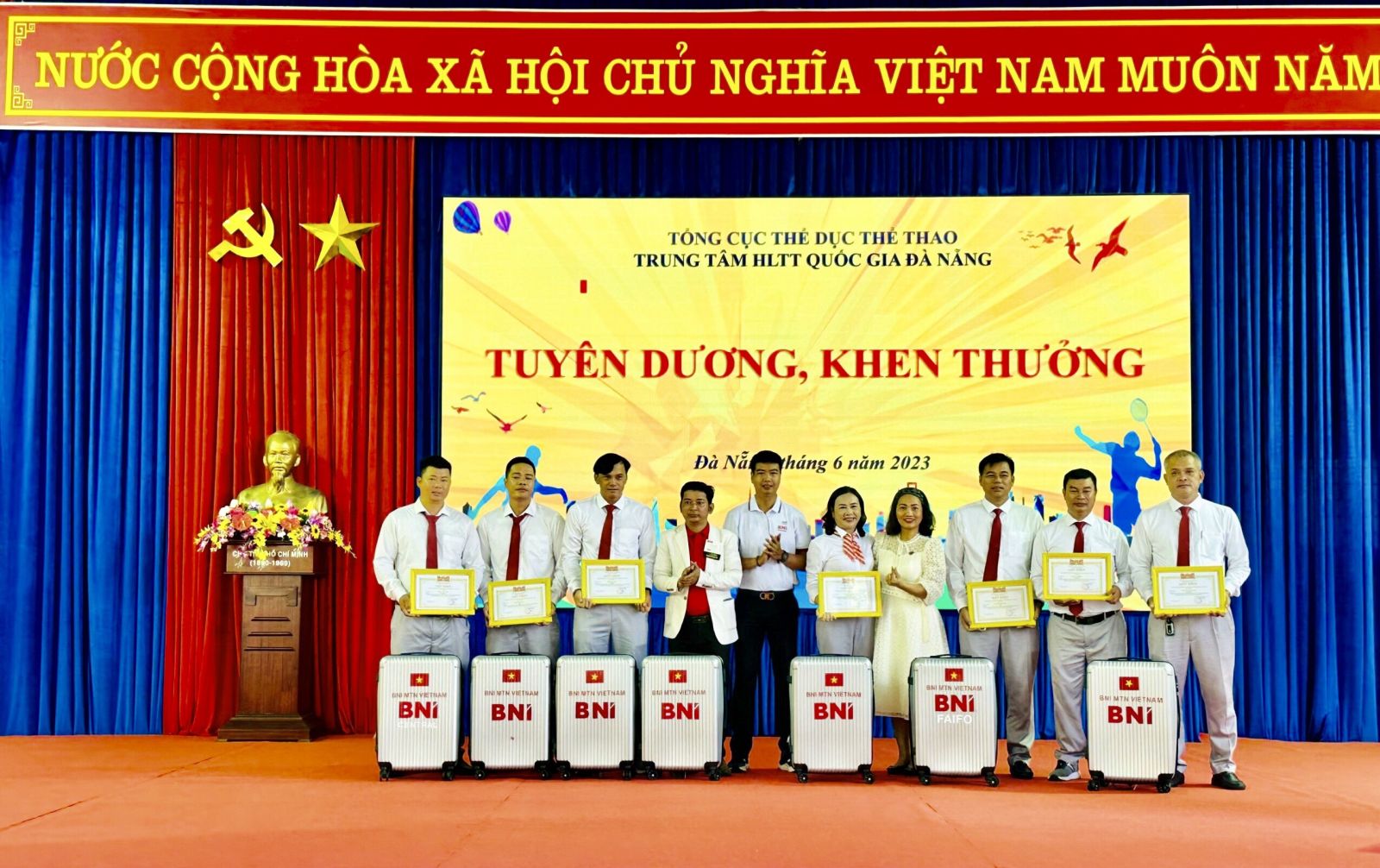 trung tam hltt quoc gia da nang to chuc le tuyen duong khen thuong cho hlv va vdv cac doi tuyen the thao quoc gia da dat thanh tich xuat sac tai dai hoi the thao dong nam a lan thu 32 seagames 32 nam 2023 to chuc tai campuchia