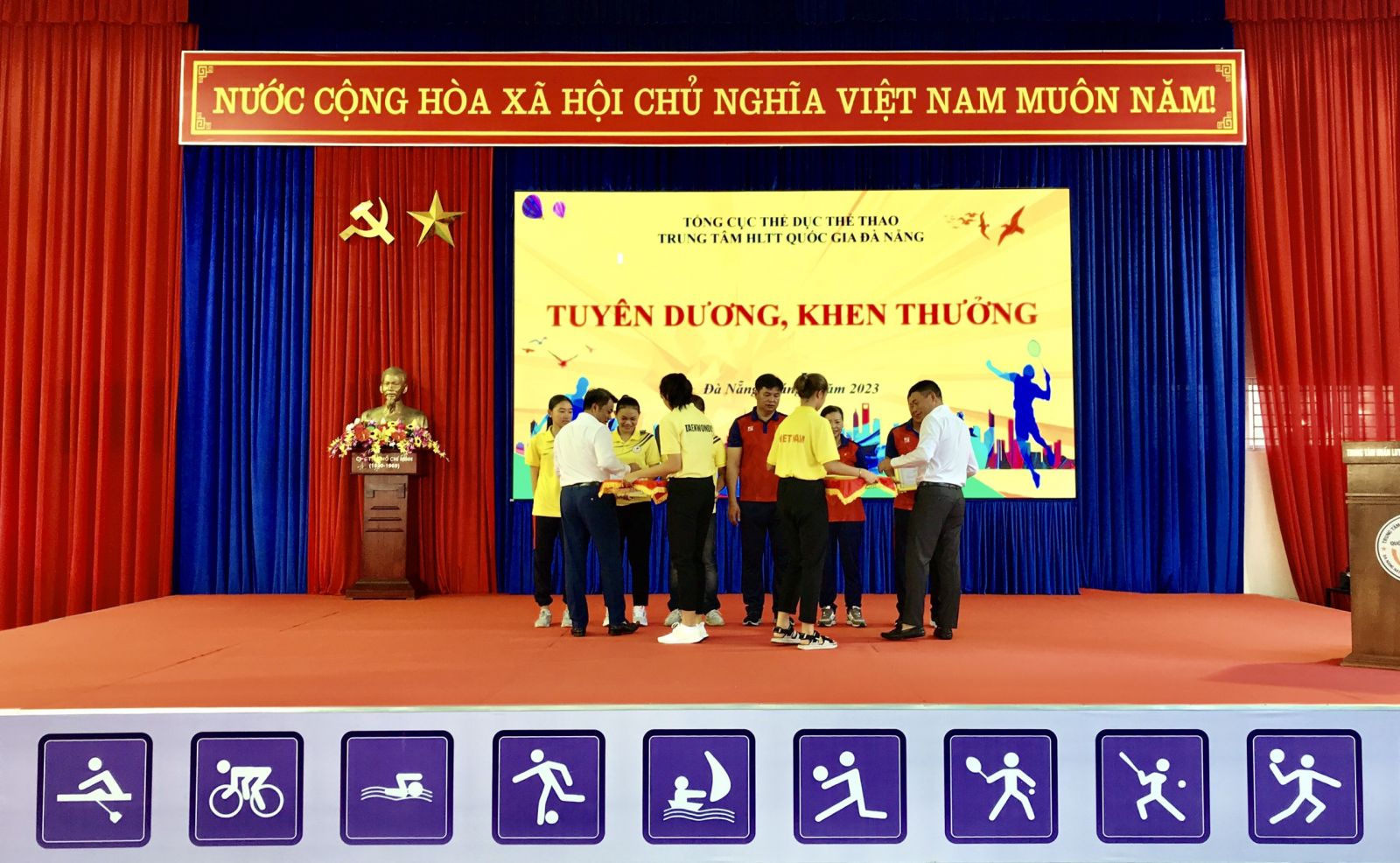 trung tam hltt quoc gia da nang to chuc le tuyen duong khen thuong cho hlv va vdv thi dau dat thanh tich xuat sac tai cac giai the thao quoc te trong quy ii nam 2023