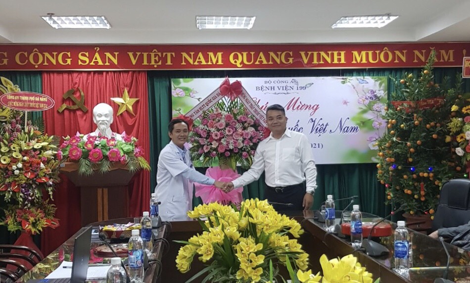 lanh dao trung tam hltt quoc gia da nang di tham va chuc mung cac dong chi can bo cong chuc vien chuc va nguoi lao dong trong nganh y te cua trung tam va cac don vi tren dia ban thanh pho da nang